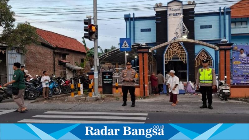 Aparat Polsek Tikung saat pengamanan Sholat Idul Fitri di Masjid At-Taqwa, Jumat (20/3/2026) (Foto Dok Ho/RadarBangsa.co.id)