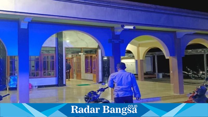 Anggota Polsek Tikung melakukan patroli subuh *Blue Light* di Masjid Darul Mutaqqin. Selasa, 3 Maret 2026   (Foto Dok Ho/RadarBangsa.co.id)