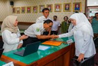 Gubernur Khofifah Indar Parawansa meninjau Posko THR di Disnakertrans Jatim di Surabaya, Rabu (11/3/2026). (Foto Dok Ho/RadarBangsa.co.id)