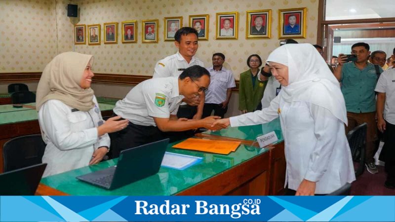 Gubernur Khofifah Indar Parawansa meninjau Posko THR di Disnakertrans Jatim di Surabaya, Rabu (11/3/2026). (Foto Dok Ho/RadarBangsa.co.id)