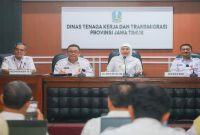 Gubernur Jatim Khofifah Indar Parawansa meninjau Posko THR di Disnakertrans Jatim, Rabu (11/3). (Foto Dok Ho/RadarBangsa.co.id)
