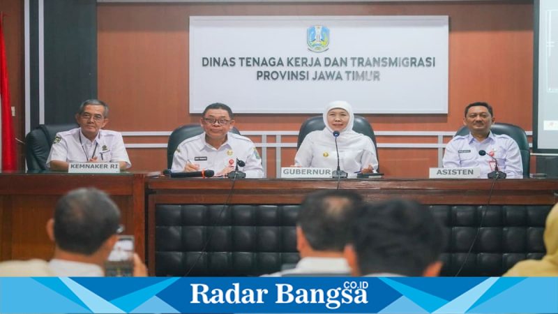 Gubernur Jatim Khofifah Indar Parawansa meninjau Posko THR di Disnakertrans Jatim, Rabu (11/3). (Foto Dok Ho/RadarBangsa.co.id)