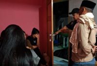 Petugas Satpol PP Kabupaten Pasuruan saat penertiban dugaan prostitusi di kawasan Prigen, Minggu (2/3/2026). (Foto Dok Ho/RadarBangsa.co.id)