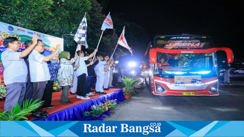 Pelepasan peserta mudik bersama PT Kayaba Indonesia di Cikarang, Bekasi, Jumat (13/3/2026). (Foto Dok Ho/RadarBangsa.co.id)