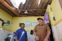 Bupati Subandi meninjau rumah rusak akibat puting beliung di Desa Segoro Tambak, Sidoarjo, Senin 16 Maret” Foto Dok Ho/RadarBangsa.co.id, Senin 16 Maret 2026
