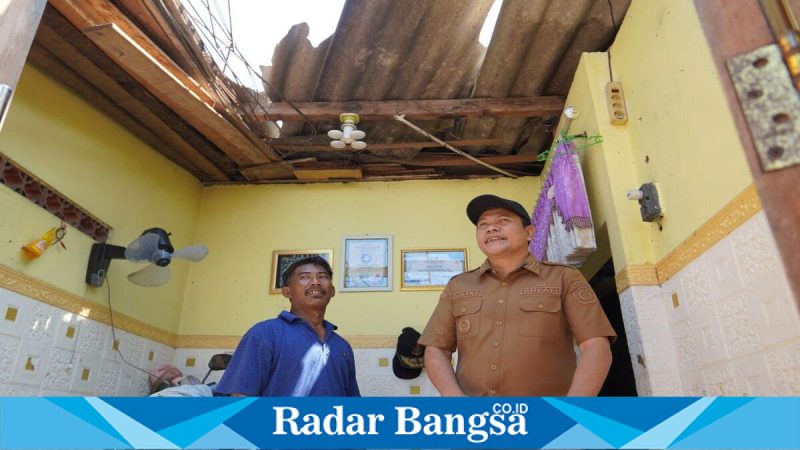 Bupati Subandi meninjau rumah rusak akibat puting beliung di Desa Segoro Tambak, Sidoarjo, Senin 16 Maret” Foto Dok Ho/RadarBangsa.co.id, Senin 16 Maret 2026