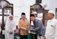 Pembagian takjil untuk keluarga pasien di RSUD Bangil, Selasa (17/3/2026) (Foto Dok Ho/RadarBangsa.co.id)