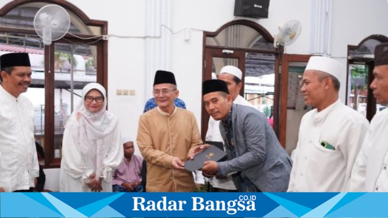 Pembagian takjil untuk keluarga pasien di RSUD Bangil, Selasa (17/3/2026) (Foto Dok Ho/RadarBangsa.co.id)