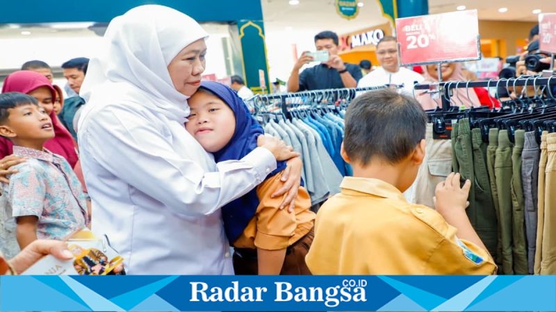 Gubernur Jawa Timur Khofifah Indar Parawansa mendampingi siswa difabel berbelanja kebutuhan Lebaran di Sun City Mall Madiun, Kamis (12/3/2026). (Foto Dok Ho/RadarBangsa.co.id)