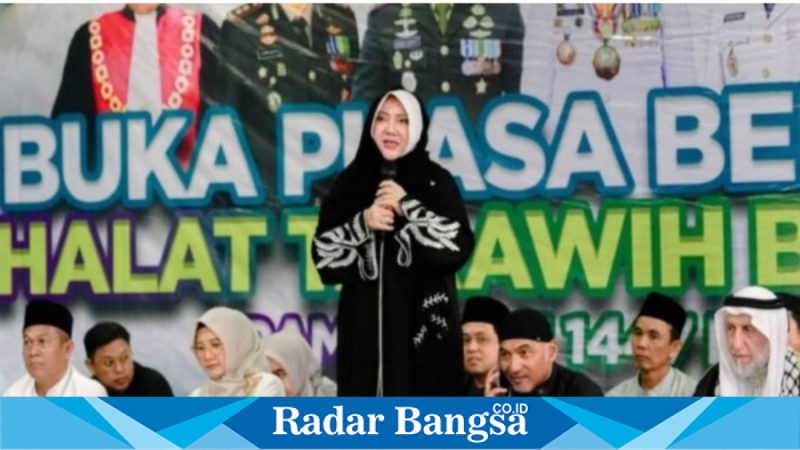 Bupati Musi Rawas Hj Ratna Machmud saat buka puasa bersama dan tarawih di Pendopoan, Kamis (26/02/2026). (Foto Dok Ho/RadarBangsa.co.id)