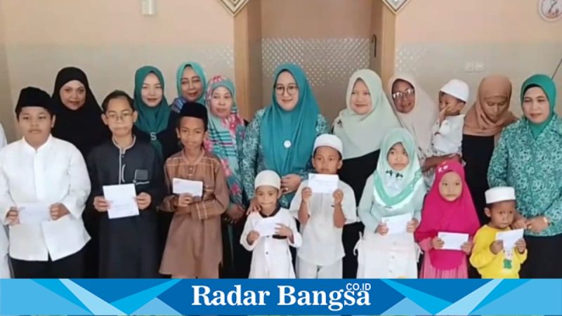 Ketua TP PKK Bangkalan Lutfiana Lukman Hakim menyerahkan santunan kepada anak yatim dan dhuafa dalam kegiatan Ramadan di Bangkalan, Jumat (6/3/2026). (Foto Dok Ho/RadarBangsa.co.id)