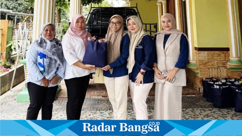 Perwakilan PTBA menyerahkan bantuan sembako Ramadhan kepada FJL dan SMSI di Lahat, Selasa (3/3/2026). (Foto Dok Ho/RadarBangsa.co.id)