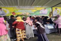 Warga membeli bahan pokok dalam Gerakan Pangan Murah DKP3 Jember di Balai Desa Rambipuji, Kamis (5/3/2026). (Foto Dok Ho/RadarBangsa.co.id)