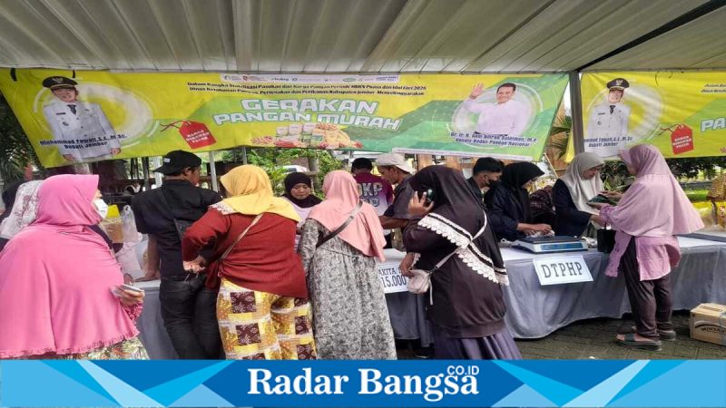 Warga membeli bahan pokok dalam Gerakan Pangan Murah DKP3 Jember di Balai Desa Rambipuji, Kamis (5/3/2026). (Foto Dok Ho/RadarBangsa.co.id)