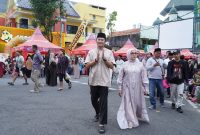 Bupati Lamongan Yuhronur Efendi membuka acara Boranan Agung dan pembagian 1.447 porsi Nasi Boran di Masjid Agung Lamongan, Minggu (15/3/2026). (Foto Dok Ho/RadarBangsa.co.id)