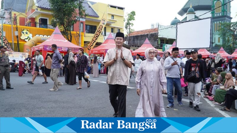 Bupati Lamongan Yuhronur Efendi membuka acara Boranan Agung dan pembagian 1.447 porsi Nasi Boran di Masjid Agung Lamongan, Minggu (15/3/2026). (Foto Dok Ho/RadarBangsa.co.id)