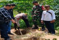 Petugas gabungan menutup lokasi dugaan mercon pendem di Pacitan, Rabu (18 Maret 2026). (Foto Dok Ho/RadarBangsa.co.id)