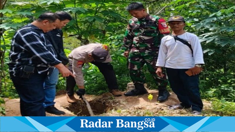 Petugas gabungan menutup lokasi dugaan mercon pendem di Pacitan, Rabu (18 Maret 2026). (Foto Dok Ho/RadarBangsa.co.id)