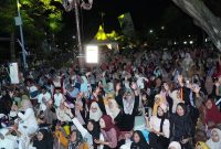 Ribuan jamaah menghadiri Ngaji Bareng bersama Gus Iqdam di Masjid Agung Lamongan, Minggu (15/3/2026). (Foto Dok Ho/RadarBangsa.co.id)