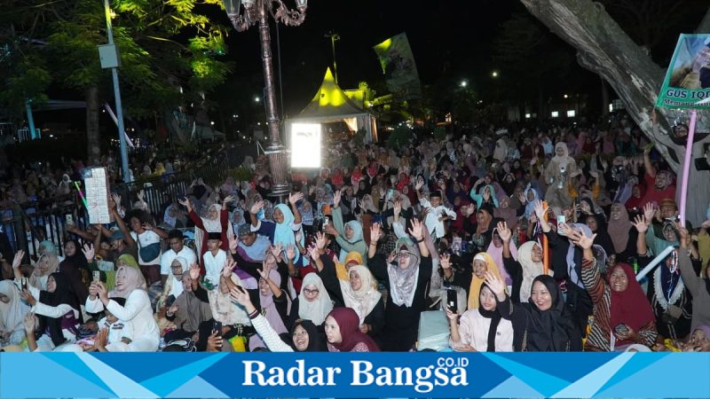Ribuan jamaah menghadiri Ngaji Bareng bersama Gus Iqdam di Masjid Agung Lamongan, Minggu (15/3/2026). (Foto Dok Ho/RadarBangsa.co.id)