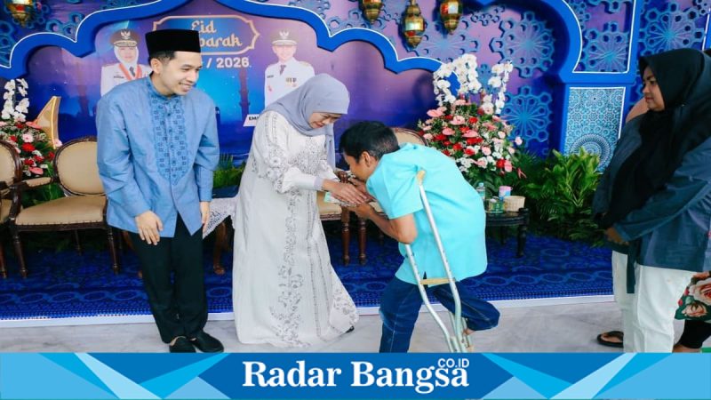Ribuan warga mengikuti riyayan di Grahadi Surabaya, Sabtu (21/3/2026) (Foto Dok Ho/RadarBangsa.co.id)