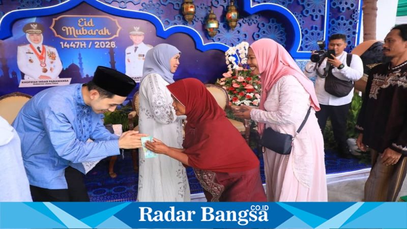 Suasana warga memadati Gedung Negara Grahadi Surabaya saat riyayan Idul Fitri, Sabtu (21/3/2026). (Foto Dok Ho/RadarBangsa.co.id)