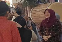 Anggota DPD RI Lia Istifhama bersama warga antre bersalaman di open house Lebaran Gubernur Jatim, Minggu (22/3/2026). (Foto Dok Ho/RadarBangsa.co.id)