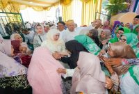 Ribuan warga antre bersalaman di riyayan Idul Fitri 1447 H di kediaman Khofifah, Senin (23/3). (Foto Dok Ho/RadarBangsa.co.id)