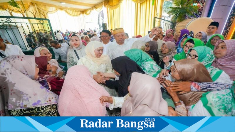 Ribuan warga antre bersalaman di riyayan Idul Fitri 1447 H di kediaman Khofifah, Senin (23/3). (Foto Dok Ho/RadarBangsa.co.id)