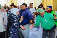 Khofifah Indar Parawansa berfoto bersama warga usai antre bersalaman dalam riyayan Lebaran di Jemursari, Surabaya, Minggu (22/3/2026). (Foto Dok Ho/RadarBangsa.co.id) 