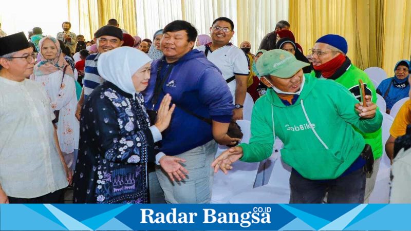 Khofifah Indar Parawansa berfoto bersama warga usai antre bersalaman dalam riyayan Lebaran di Jemursari, Surabaya, Minggu (22/3/2026). (Foto Dok Ho/RadarBangsa.co.id)