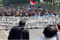 Ribuan warga Prigen saat aksi menolak alih fungsi hutan di kawasan Tretes, Minggu (29/3/2026). (Foto Dok Ho/RadarBangsa.co.id)