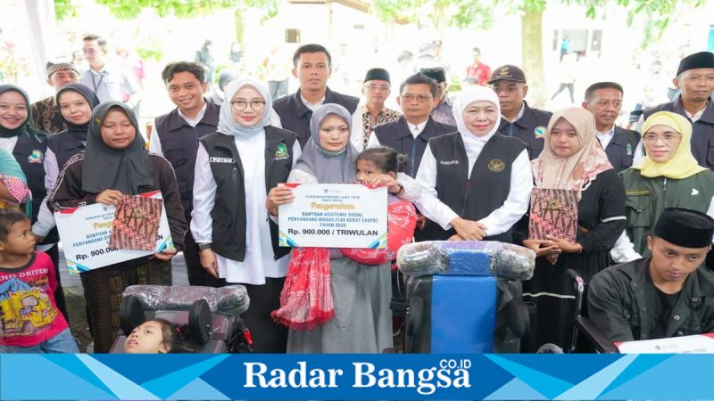 Gubernur Jawa Timur Khofifah Indar Parawansa menyerahkan bansos kepada warga Banyuwangi, Sabtu (28/2/2026). (Foto Dok Ho/RadarBangsa.co.id)