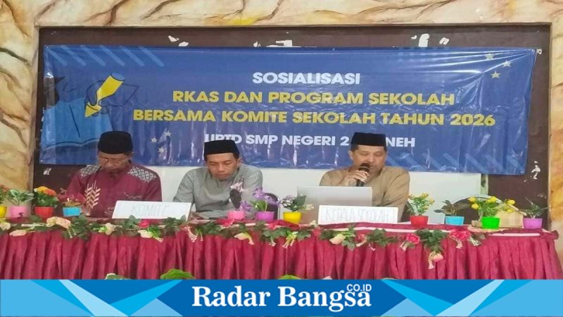 Kepala sekolah dan komite saat sosialisasi RKAS dilanjutkan buka puasa bersama di SMPN 2 Burneh, Sabtu (14/03/2025). (Foto Dok Ho/RadarBangsa.co.id)