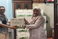 Pengurus SMSI Kota Surabaya menyalurkan bantuan sembako di Panti Asuhan Az-Zahara, Rabu (4/3/2026). (Foto Dok Ho/RadarBangsa.co.id)