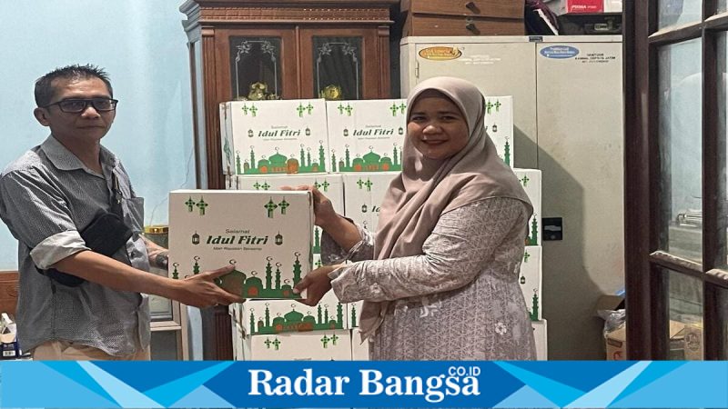 Pengurus SMSI Kota Surabaya menyalurkan bantuan sembako di Panti Asuhan Az-Zahara, Rabu (4/3/2026). (Foto Dok Ho/RadarBangsa.co.id)