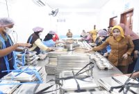 Wabup Sidoarjo Hj. Mimik Idayana saat sidak SPPG Kepuhkemiri, Selasa, 31 Maret 2026. (Foto Dok Ho/RadarBangsa.co.id)
