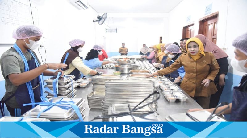 Wabup Sidoarjo Hj. Mimik Idayana saat sidak SPPG Kepuhkemiri, Selasa, 31 Maret 2026. (Foto Dok Ho/RadarBangsa.co.id)