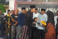 Bupati Jember Gus Fawait bersama REI Jember saat sahur bersama dan pembagian sembako di Pendopo Wahyawibawagraha, Minggu-Senin (15–16/3/2026). (Foto Dok Ho/RadarBangsa.co.id)