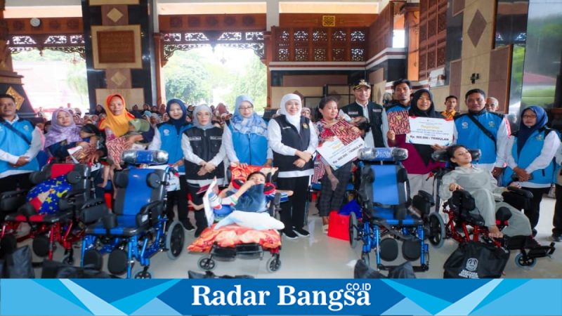 Gubernur Jawa Timur Khofifah Indar Parawansa menyerahkan bantuan sosial kepada warga Tuban dalam Sapa Bansos Amaliyah Ramadan di Pendopo Kridho Manunggal, Kamis (5/3). (Foto Dok Ho/RadarBangsa.co.id) 