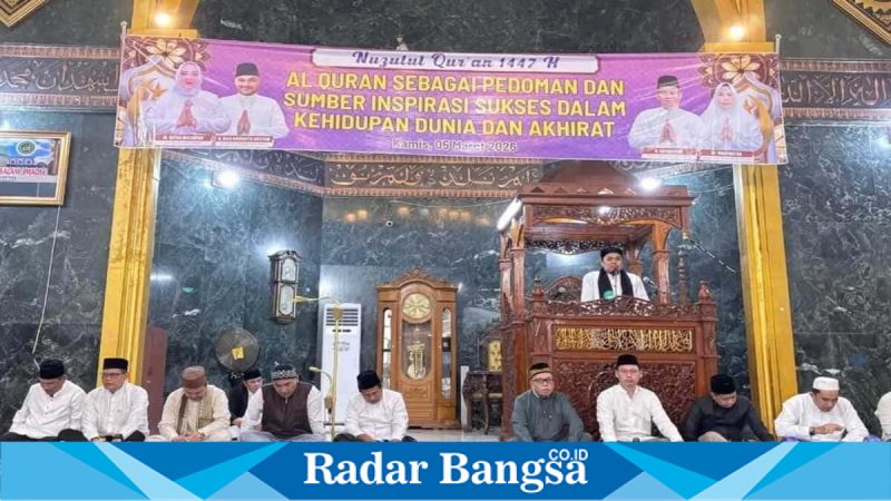 Sekda Musi Rawas H. Ali Sadikin menghadiri peringatan Nuzulul Qur’an 1447 H di Masjid Agung Darussalam Muara Beliti, Kamis (5/3/2026). (Foto Dok Ho/RadarBangsa.co.id)