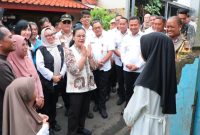 Wali Kota Semarang Agustina Wilujeng meninjau rumah warga terdampak puting beliung di Gisikdrono, Rabu (25/2). (Foto Dok Ho/RadarBangsa.co.id)