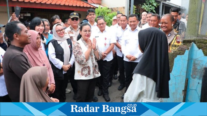 Wali Kota Semarang Agustina Wilujeng meninjau rumah warga terdampak puting beliung di Gisikdrono, Rabu (25/2). (Foto Dok Ho/RadarBangsa.co.id)