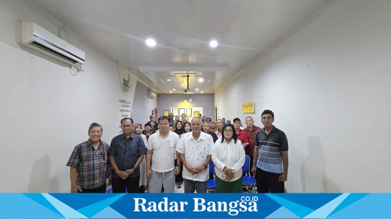 Pengurus dan anggota Pokdarwis Krabat Kranggan saat buka puasa bersama di Semarang, Jumat (7/3/2026). (Foto Dok/RadarBangsa.co.id)