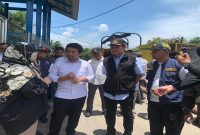 Wagub Jatim Emil Dardak bersama Bupati Lamongan Yuhronur Efendi meninjau Pintu Air Kuro saat sidak penanganan banjir di Lamongan, Sabtu (7/3/2026). (Foto Dok Ho/RadarBangsa.co.id)