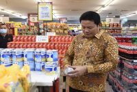 Bupati Sidoarjo H. Subandi saat melakukan sidak harga sembako di pusat perbelanjaan modern, Rabu (5/3/2026). (Foto Dok Ho/RadarBangsa.co.id)