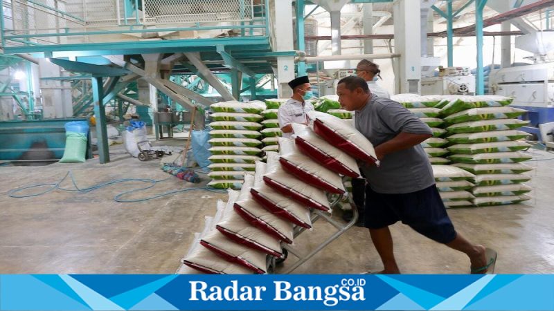 Wabup Banyuwangi Mujiono memantau harga bahan pokok saat sidak di Pasar Rogojampi, Kamis (12/3/2026). (Foto Dok Ho/RadarBangsa.co.id)
