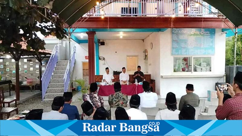 Bupati Bangkalan Lukman Hakim saat menghadiri silaturahmi dan buka puasa bersama kepala desa di Bangkalan, Sabtu (7/3/2026). (Foto Dok Ho/RadarBangsa.co.id)