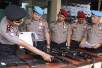 Wakapolres Lamongan Kompol Jodi Indrawan memimpin pengecekan senpi dinas anggota di Mapolres Lamongan, Selasa, 10 Maret 2026   (Foto Dok Ho/RadarBangsa.co.id)