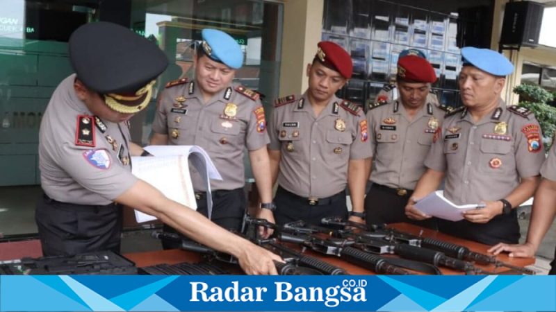 Wakapolres Lamongan Kompol Jodi Indrawan memimpin pengecekan senpi dinas anggota di Mapolres Lamongan, Selasa, 10 Maret 2026   (Foto Dok Ho/RadarBangsa.co.id)